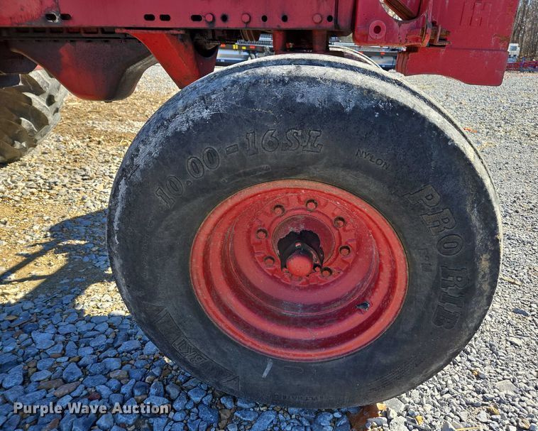 image for item DT4726 International 856 tractor