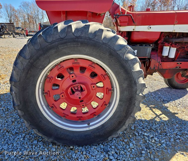 image for item DT4726 International 856 tractor