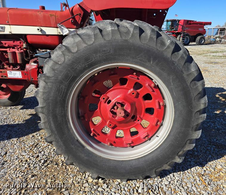 image for item DT4726 International 856 tractor