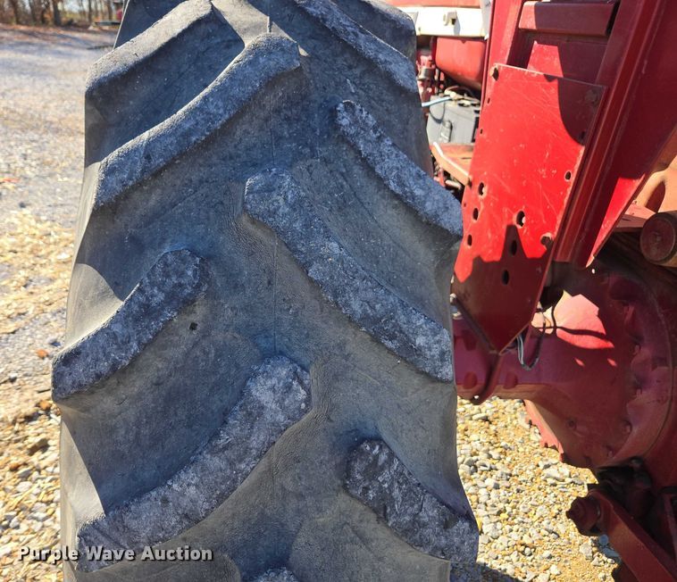 image for item DT4726 International 856 tractor