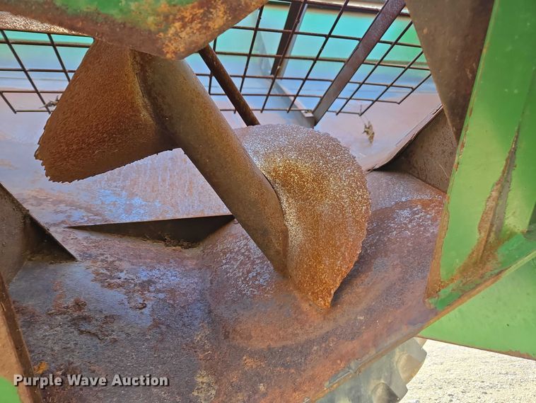 image for item DT4730 1997 J&M 750-16 grain cart