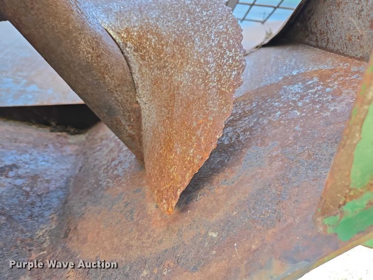 image for item DT4730 1997 J&M 750-16 grain cart