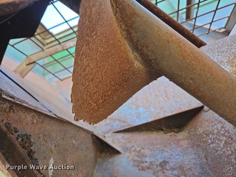 image for item DT4730 1997 J&M 750-16 grain cart