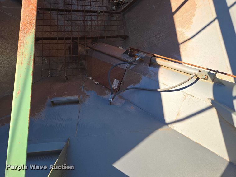 image for item DT4730 1997 J&M 750-16 grain cart