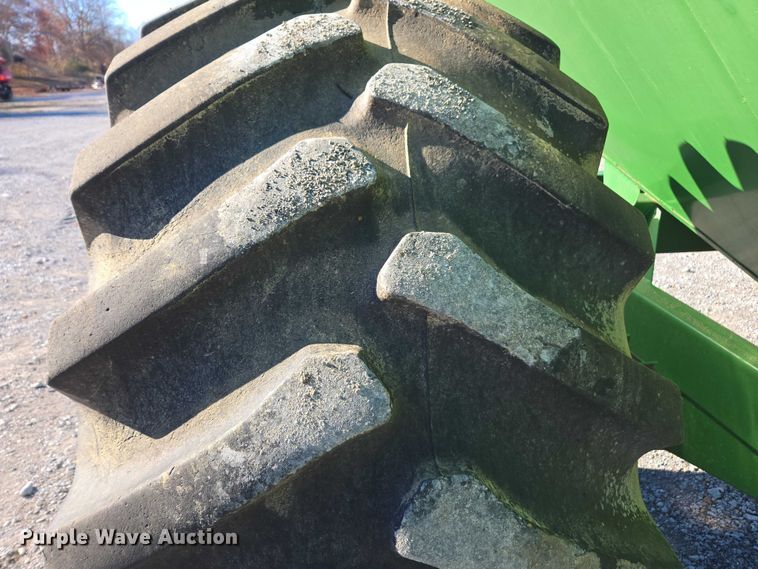 image for item DT4730 1997 J&M 750-16 grain cart