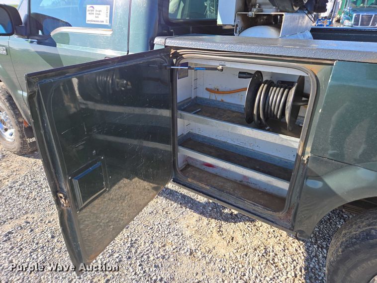 image for item DT4737 2003 Ford F250 Super Duty XLT pickup truck