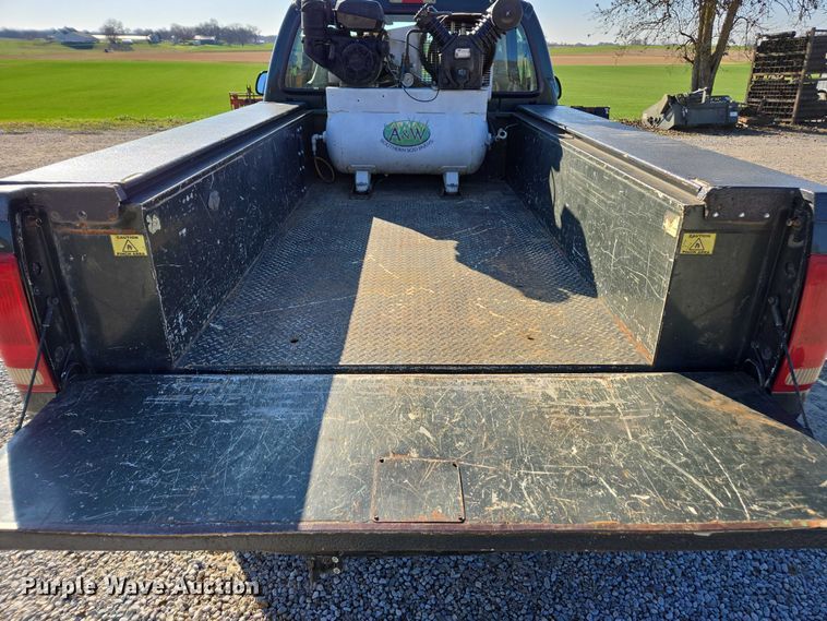 image for item DT4737 2003 Ford F250 Super Duty XLT pickup truck