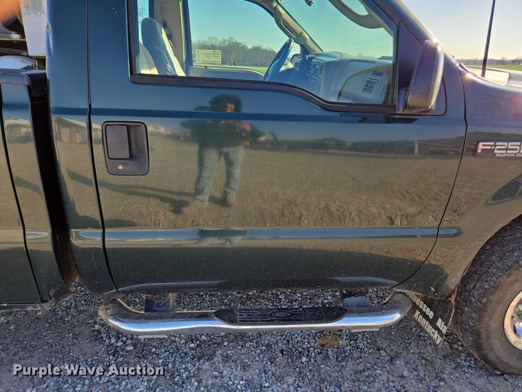 image for item DT4737 2003 Ford F250 Super Duty XLT pickup truck