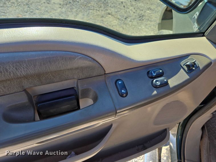 image for item DT4737 2003 Ford F250 Super Duty XLT pickup truck