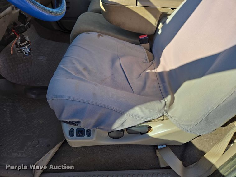 image for item DT4737 2003 Ford F250 Super Duty XLT pickup truck