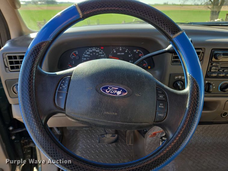 image for item DT4737 2003 Ford F250 Super Duty XLT pickup truck