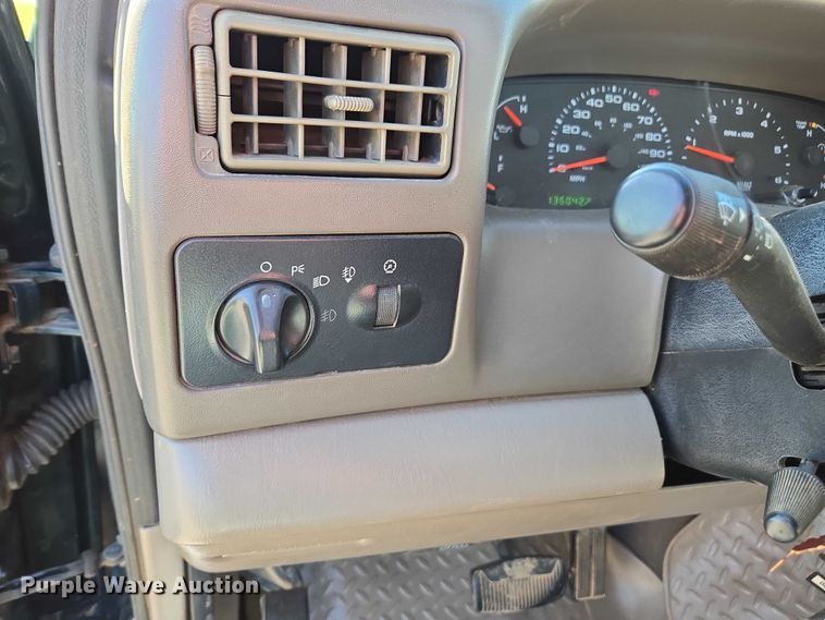 image for item DT4737 2003 Ford F250 Super Duty XLT pickup truck