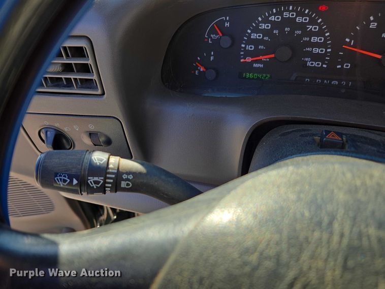 image for item DT4737 2003 Ford F250 Super Duty XLT pickup truck