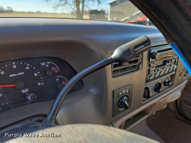 image for item DT4737 2003 Ford F250 Super Duty XLT pickup truck