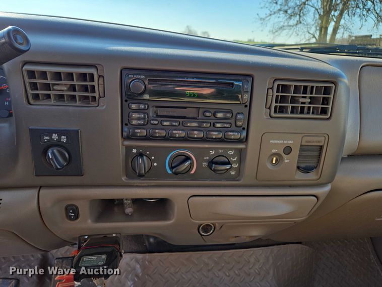 image for item DT4737 2003 Ford F250 Super Duty XLT pickup truck