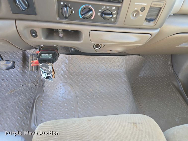 image for item DT4737 2003 Ford F250 Super Duty XLT pickup truck