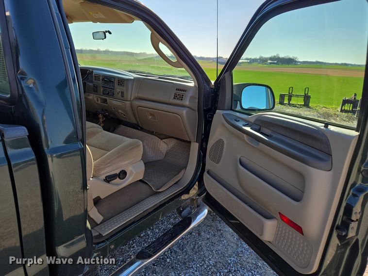 image for item DT4737 2003 Ford F250 Super Duty XLT pickup truck