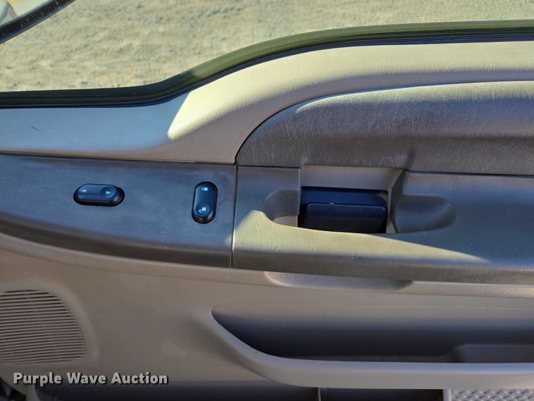 image for item DT4737 2003 Ford F250 Super Duty XLT pickup truck