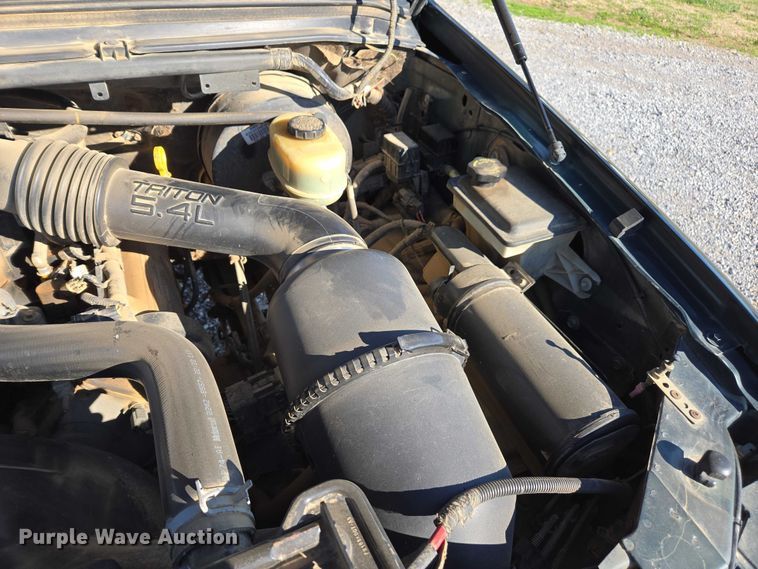 image for item DT4737 2003 Ford F250 Super Duty XLT pickup truck