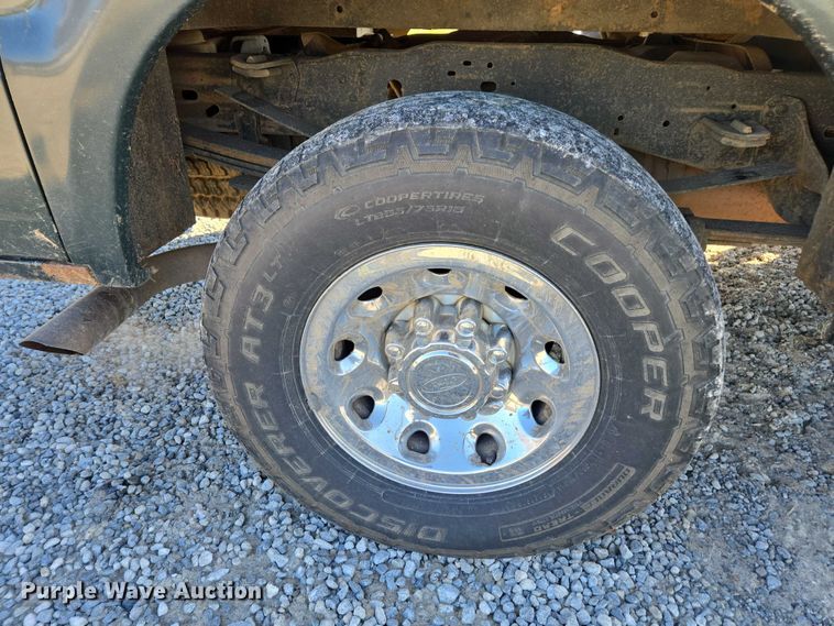 image for item DT4737 2003 Ford F250 Super Duty XLT pickup truck