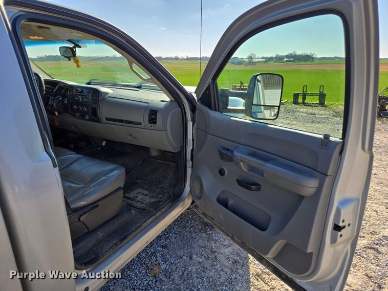 image for item DT4738 2008 GMC Sierra pickup truck