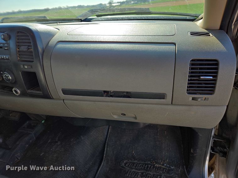 image for item DT4738 2008 GMC Sierra pickup truck