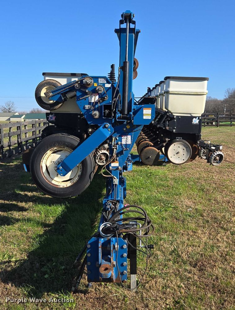 image for item DU2569 Kinze 3600 split row no-till planter