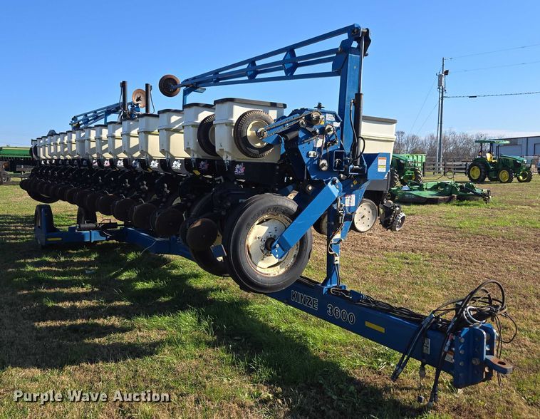 image for item DU2569 Kinze 3600 split row no-till planter