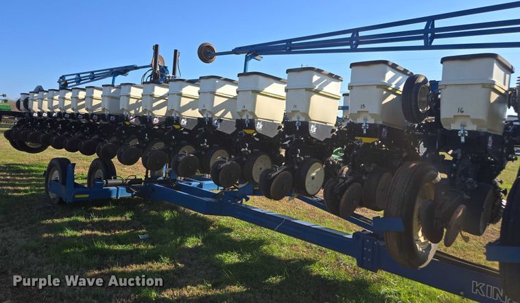 image for item DU2569 Kinze 3600 split row no-till planter