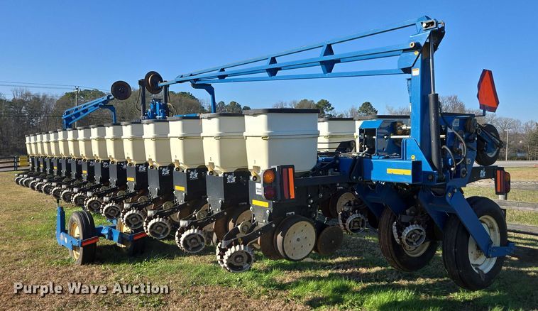 image for item DU2569 Kinze 3600 split row no-till planter
