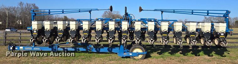 image for item DU2569 Kinze 3600 split row no-till planter