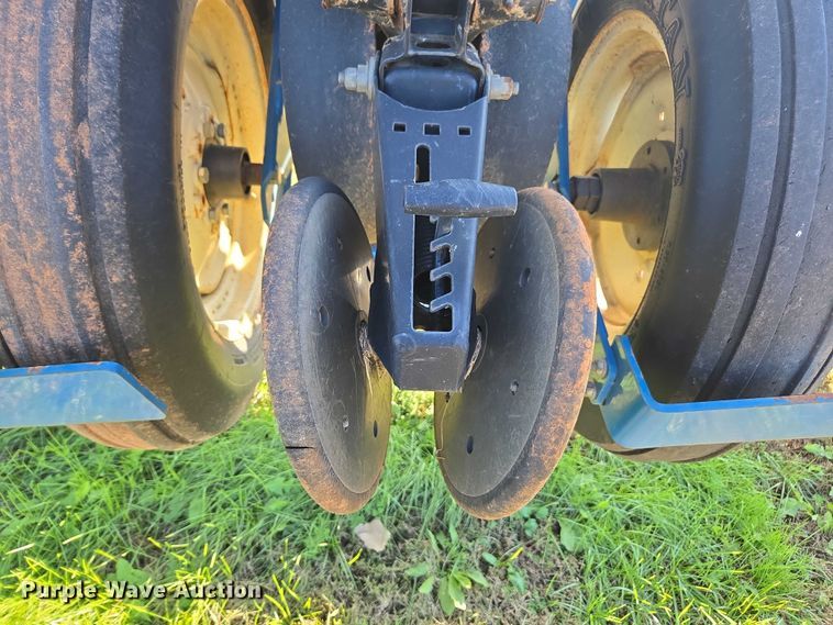image for item DU2569 Kinze 3600 split row no-till planter