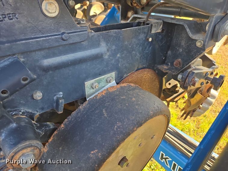 image for item DU2569 Kinze 3600 split row no-till planter