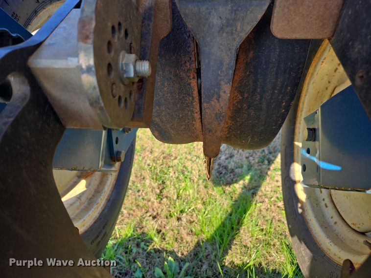 image for item DU2569 Kinze 3600 split row no-till planter