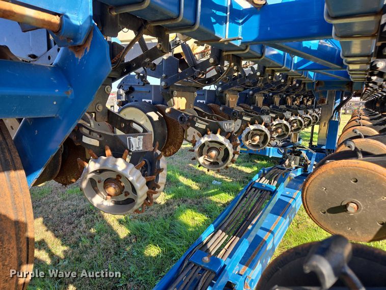 image for item DU2569 Kinze 3600 split row no-till planter