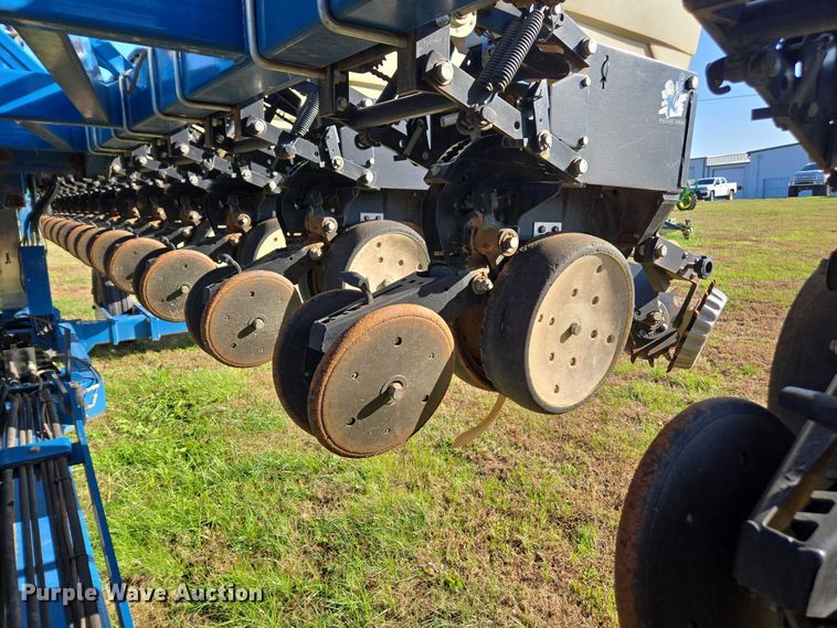 image for item DU2569 Kinze 3600 split row no-till planter