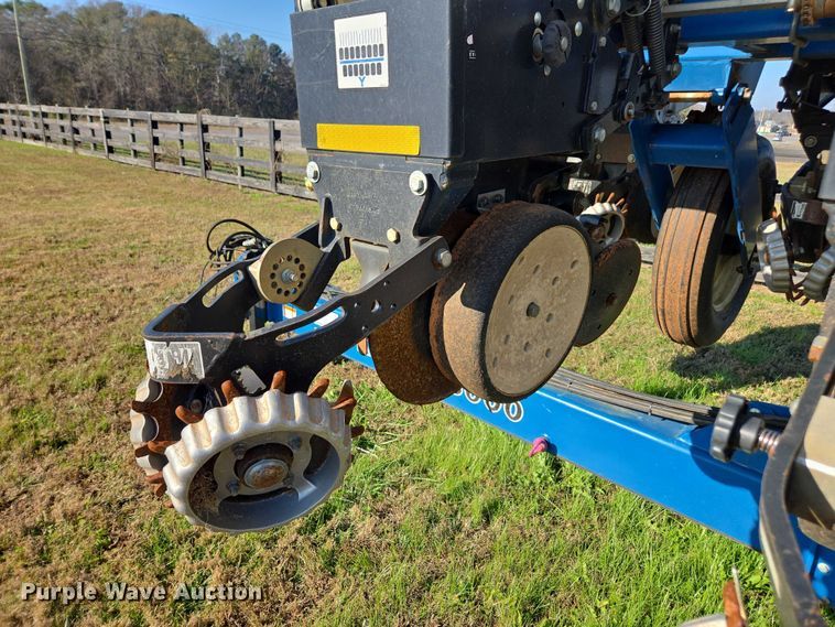 image for item DU2569 Kinze 3600 split row no-till planter