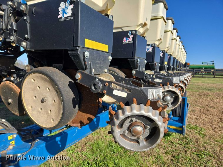 image for item DU2569 Kinze 3600 split row no-till planter