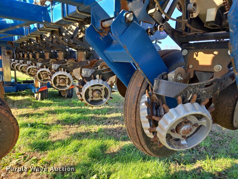 image for item DU2569 Kinze 3600 split row no-till planter