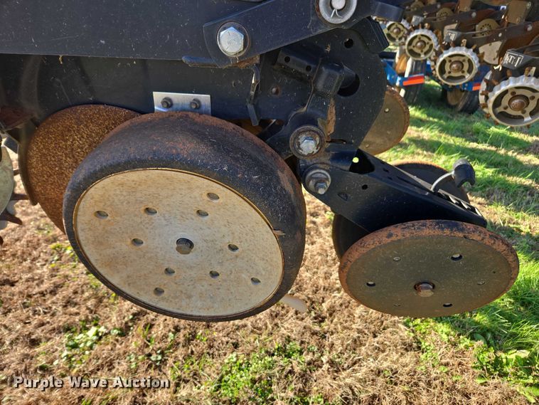 image for item DU2569 Kinze 3600 split row no-till planter