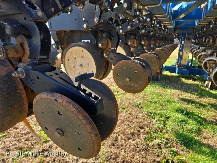 image for item DU2569 Kinze 3600 split row no-till planter