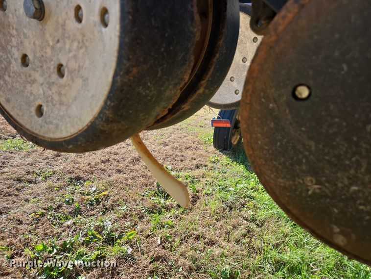 image for item DU2569 Kinze 3600 split row no-till planter