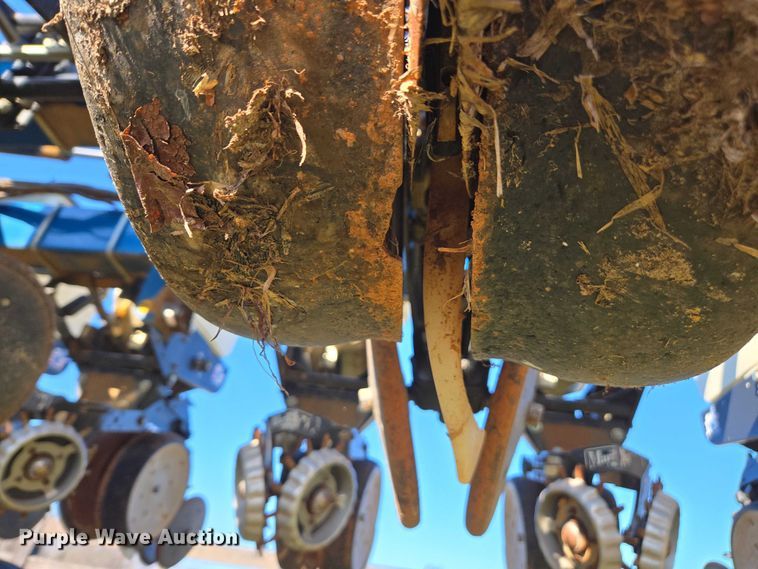 image for item DU2569 Kinze 3600 split row no-till planter