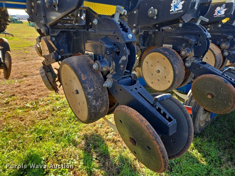 image for item DU2569 Kinze 3600 split row no-till planter