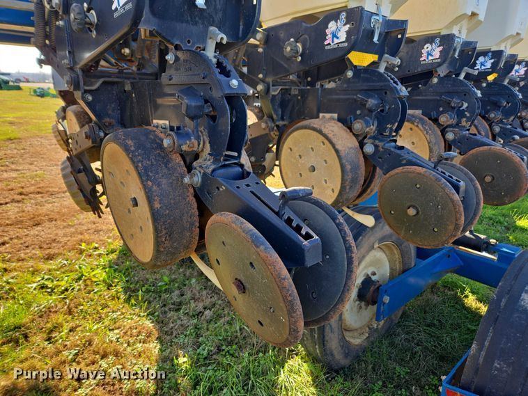 image for item DU2569 Kinze 3600 split row no-till planter