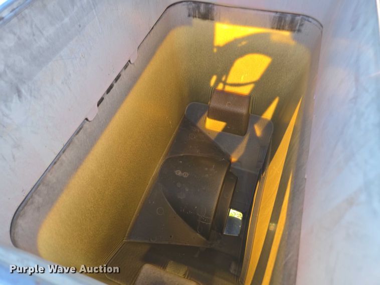 image for item DU2569 Kinze 3600 split row no-till planter