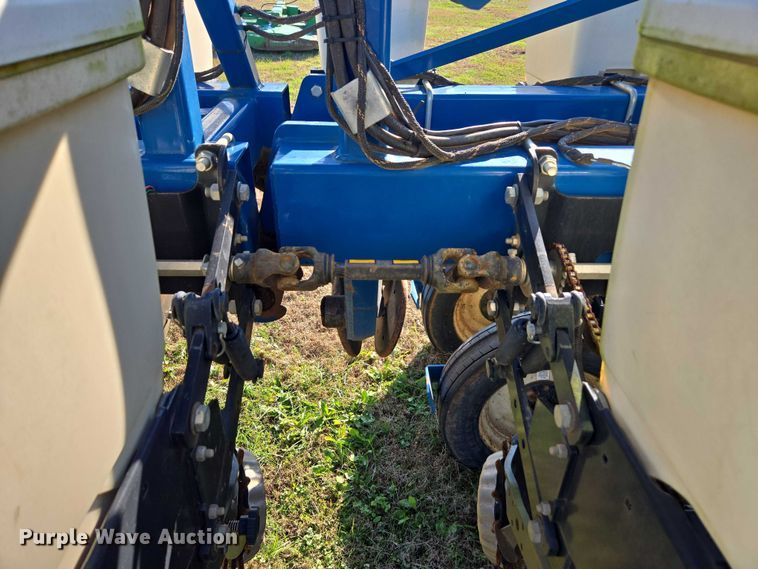 image for item DU2569 Kinze 3600 split row no-till planter