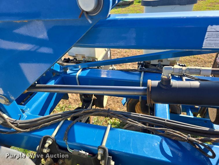 image for item DU2569 Kinze 3600 split row no-till planter