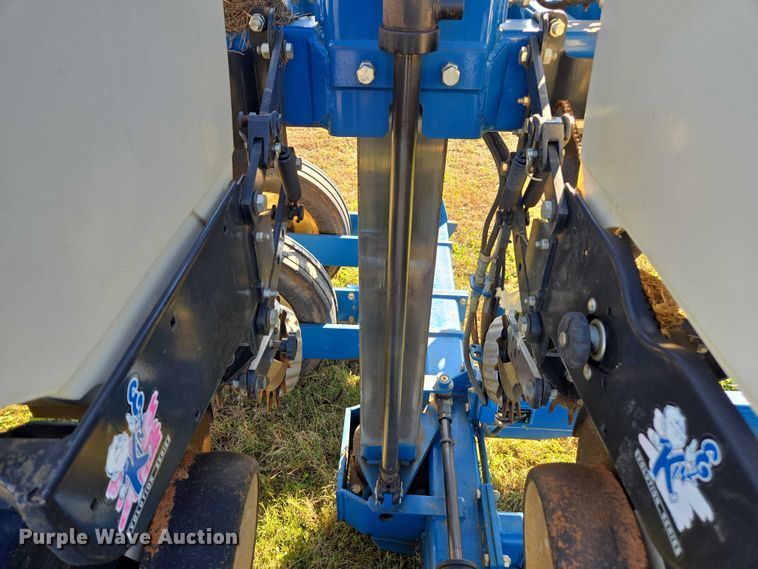 image for item DU2569 Kinze 3600 split row no-till planter