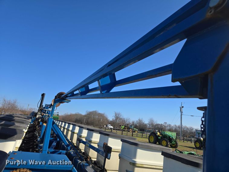 image for item DU2569 Kinze 3600 split row no-till planter